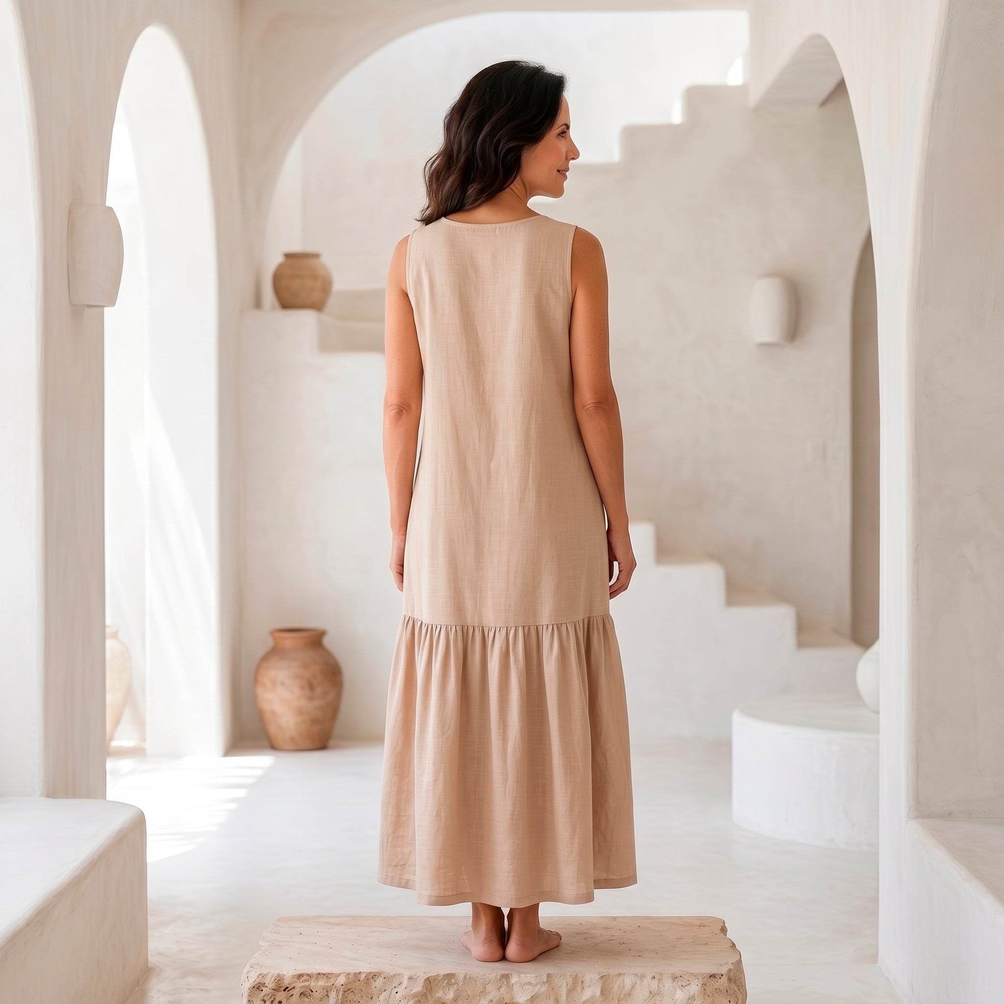 Vestido Longo Gola Careca com Babado — Bege