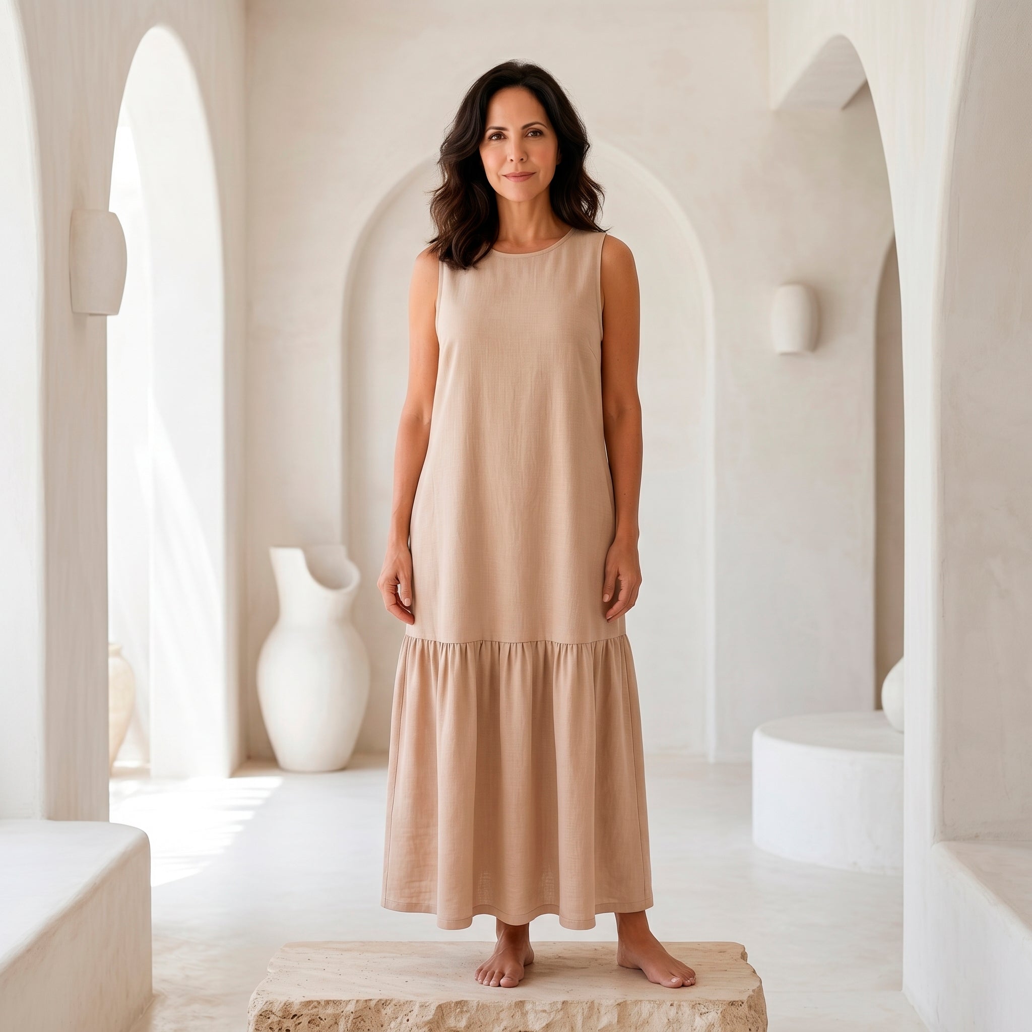 Vestido Longo Gola Careca com Babado — Bege